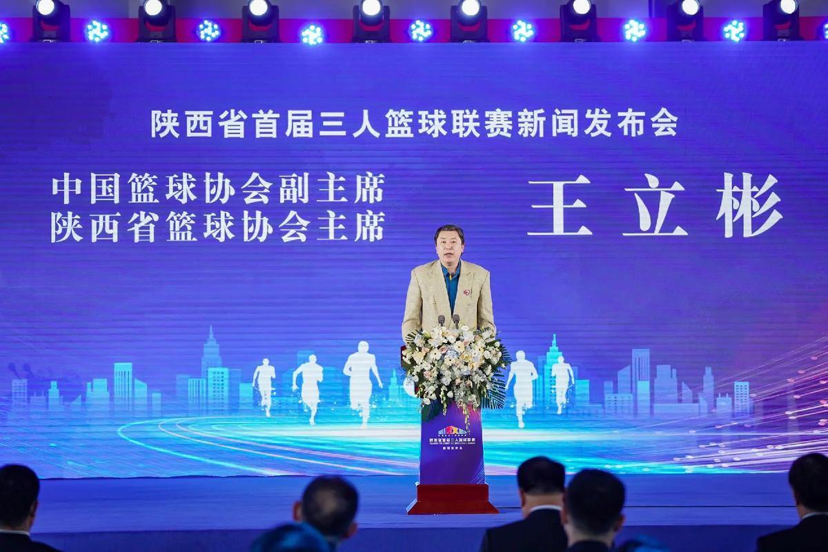 其背後離不